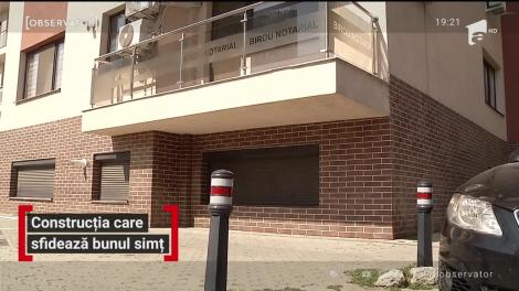 Au ajuns cu blocul aproape în stradă. Două balcoane, pericol pentru trecători