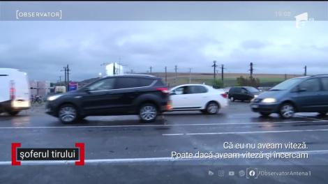 Autobuz, lovit din plin de TIR. Trei oameni au murit