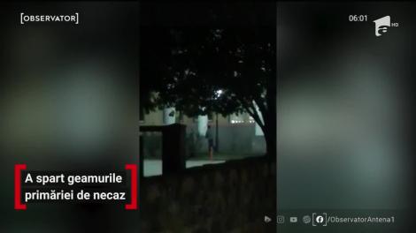 Un barbat din comuna Dudeştii Vechi din judeţul Timiş, a spart geamurile primăriei