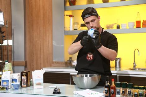 Dan Boldea se joacă cu mâncarea la Chefi la Cuțite. Preparatul său este inedit: Vreau să schimb puțin rețeta!