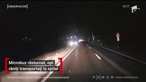 Imagini şocante! Momentul în care un microbuz plin cu pasageri s-a răsturnat, în Prahova