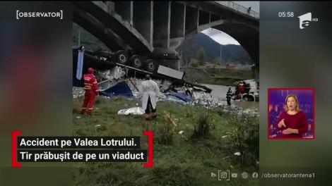 Accident pe Valea Lotrului. Tir prăbușit de pe un viaduct
