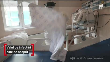 E tsunami, nu al doilea val al pandemiei. Cu aproape 3000 de infectări şi restricţii în mai multe oraşe din ţară, suntem tot mai aproape de o nouă stare de urgenţă