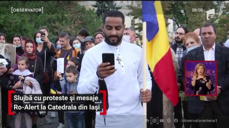 Slujbă cu proteste și mesaje Ro-Alert la Catedrala din Iași