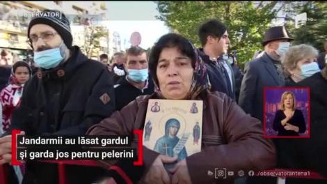 Jandarmii au lăsat gardul și garda jos pentru pelerinii din Iași