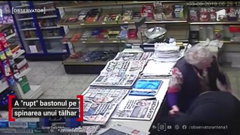 A rupt bastonul pe spinarea unui tâlhar