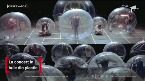 Pentru ca totul să fie în deplină siguranţă, o sută de bule din plastic au fost ocupate de artişti şi spectatori în cadrul unui concert