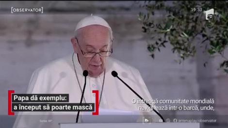 Papa dă exemplu: a început să poarte mască