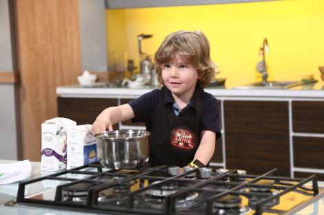 Filip Costișor are 5 ani și gătește brioșe cu zmeură, la Chefi la cuțite