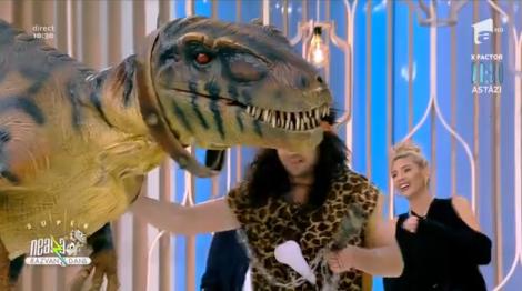 Magicianul Robert Tudor, cu doi dinozaurii în platoul de la Neatza! Moment amuzant din Epoca de Piatră