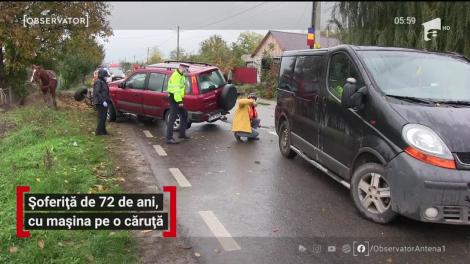 Șoferiţă de 72 de ani, cu mașina pe o căruță