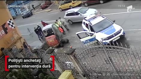 Doi poliţişti agresează un bărbat pe o stradă. Apoi îl târâie până la maşina de poliţie!