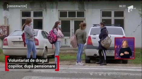 Pensionar din Gorj, voluntar pe microbuzul școlar de dragul copiilor