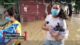 Fetiţă salvată din mijlocul apelor, în Honduras
