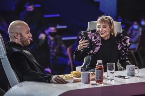 Motivul pentru care Bendeac și-a sunat mama din culise, alături de Delia. Reacția acestuia este fabuloasă