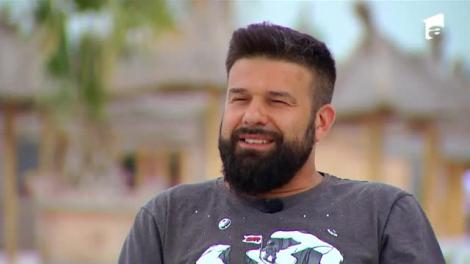 Edi Stancu și Marian Drăgulescu cară lemne ca să facă rost de mese și scaune pentru petrecere