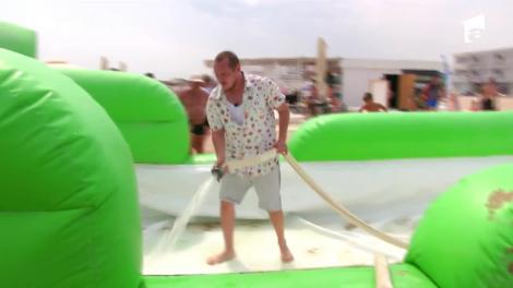 What's Up este pus să curețe nisipul, pe plajă!: Mă simt exploatat