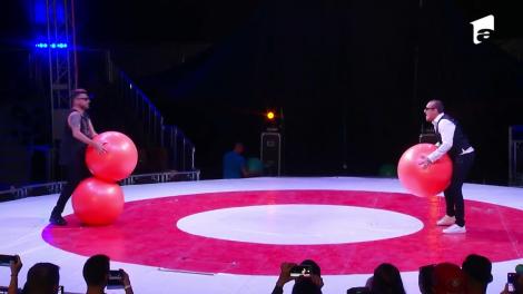 Show total la Poftiți la Circ! What's Up și Shift, număr de jonglerie cu mingi uriașe