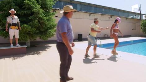 Nea Marin o aruncă pe Daniela Crudu în piscină!