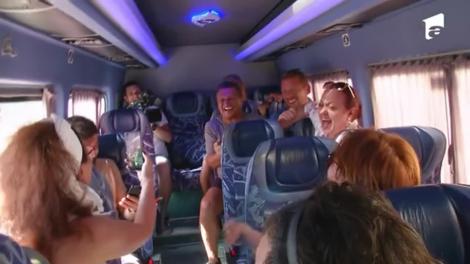 Adriana Trandafir s-a urcat pe scaune! Vedetele de la Poftiți la circ, distracție maximă în autobuz