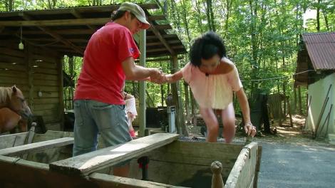 Poftiți la circ, ediția 16. Cheeky Girls, senzații tari în căruță. Cum au reacționat când au fost plimbate cu calul, prin pădure