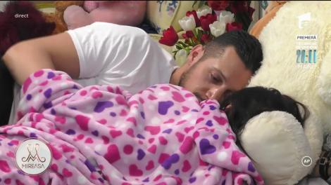 Bianca și Mihai, atingeri îndrăznețe pe sub pătură!: Mai jos nu ai voi!