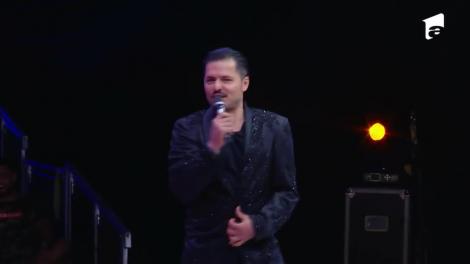 Nea Mărin, pentru prima dată pe scenă alături de Dana și Larisa, fetele sale