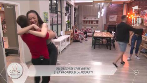 Uși deschise spre iubire! Băieții năvălesc în casa fetelor cu multe glume și tachinări la adresa fetelor