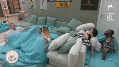 Valentin, în pat cu două fete!: O perioadă m-am ținut cu amândouă de mână