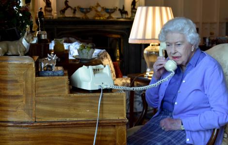 Trei motive pentru care Casa Regală Britanică folosește telefonul clasic
