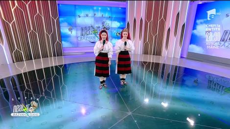 Suzana și Daciana Vlad cântă piesa ”Geminile-am fo și-om si”