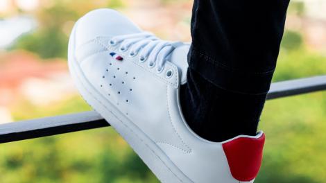 De ce au adidașii găuri suplimentare la șireturi