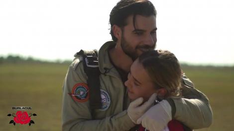 Andi și Alexandra au parte de primul date în România! Cei doi sar cu parașuta