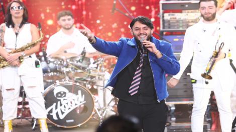 Revelionul cel mai neBUN 2026! Johny Romano c&acirc;ntă piesa Mama mea e florăreasă!