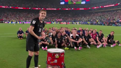 Au v&acirc;slit pe terenul de fotbal! Momentul &icirc;n care norvegienii au efectuat celebrul &bdquo;Viking Row&rdquo;