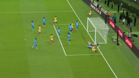 Daniel Munoz ratează flagrant din poziție excelentă, iar mingea nimerește plasa laterală (min. 4) | Columbia - RD Congo
