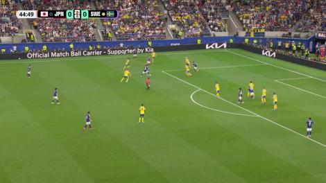 Nakamura trimite un șut la colțul lung, dar Zetterstrom respinge &icirc;n corner (min. 45) | Japonia - Suedia