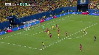 James Rodr&iacute;guez șutează puternic din afara careului, dar Renato Veiga respinge mingea | Columbia - Portugalia
