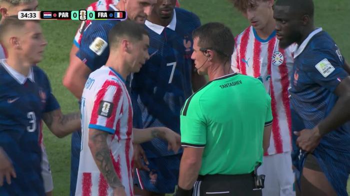 Spiritele s-au &icirc;ncins &icirc;ntre fotbaliștii celor două echipe (min. 35) | Paraguay - Franța