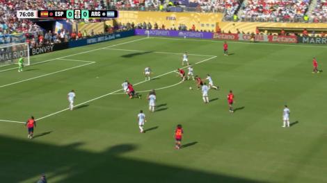 Pedri a șutat periculos, &icirc;nsă Dibu Martinez a prins din nou balonul | Spania - Argentina