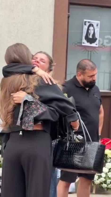 Bianca Drăgușanu a ajuns la capela unde este depusa Madalina Apostol. Primele imagini cu vedeta