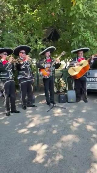 Apariție neașteptată la înmormântarea Mădălinei Apostol. Un grup de mariachi a venit să o conducă pe ultimul drum