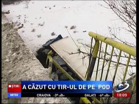 Un TIR a căzut de la 15 m înălţime de pe un pod din Buzău