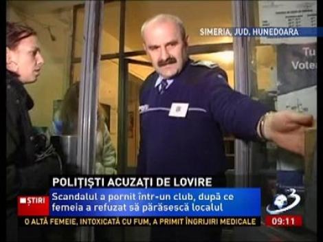 O femeie din oraşul Simeria susţine că a fost dată afară dintr-un bar încătuşată şi lovită