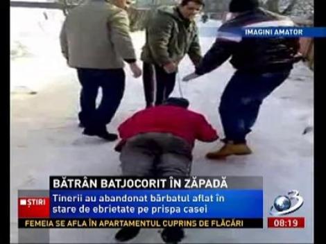 Bătrân batjocorit de trei tineri. Ameţit bine de alcool şi lipsit de apărare, bărbatul a fost îngropat în zăpadă