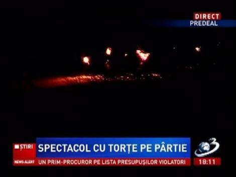 Spectacol cu torţe pe pârtia de la Clăbucet