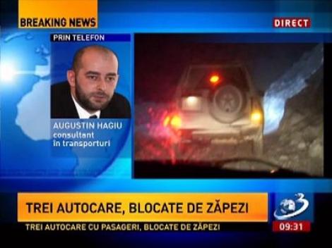 Peste 100 de oameni au rămas blocaţi în autocarele înzăpezite