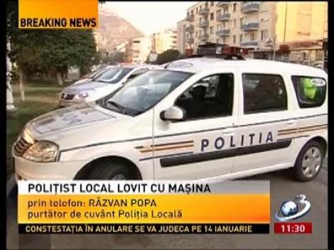O şoferiţă nervoasă a intrat cu maşina în poliţistul care o amendase