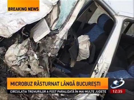 Accident rutier în Ciorogârla, în apropiere de A1: Un microbuz plin cu călători s-a răsturnat