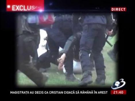 Imagini şocante cu un adolescent bătut cu bestialitate de jandarmi